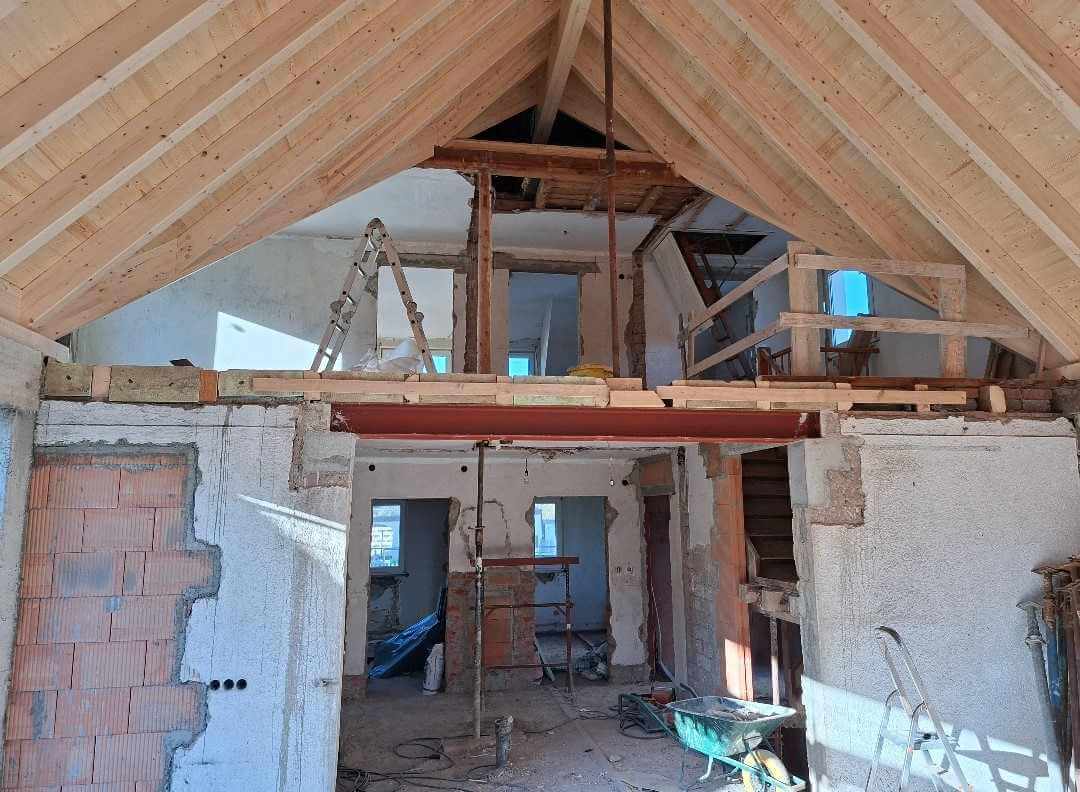 Offenes Dachgebälk mit Blick auf die Galerie Sanierungszustand