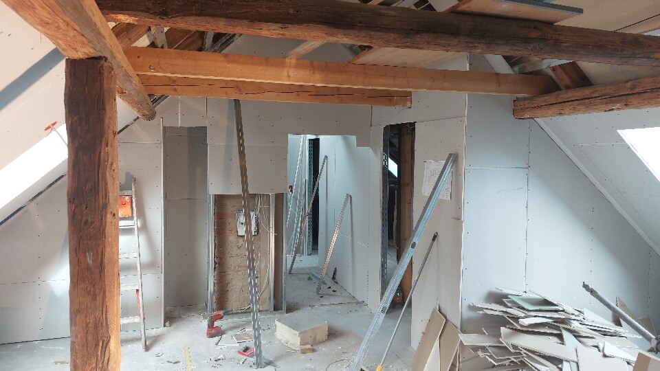 Sanierung mit Trockenbau im Dachgeschoss mit sichtbarem Dachstuhl
